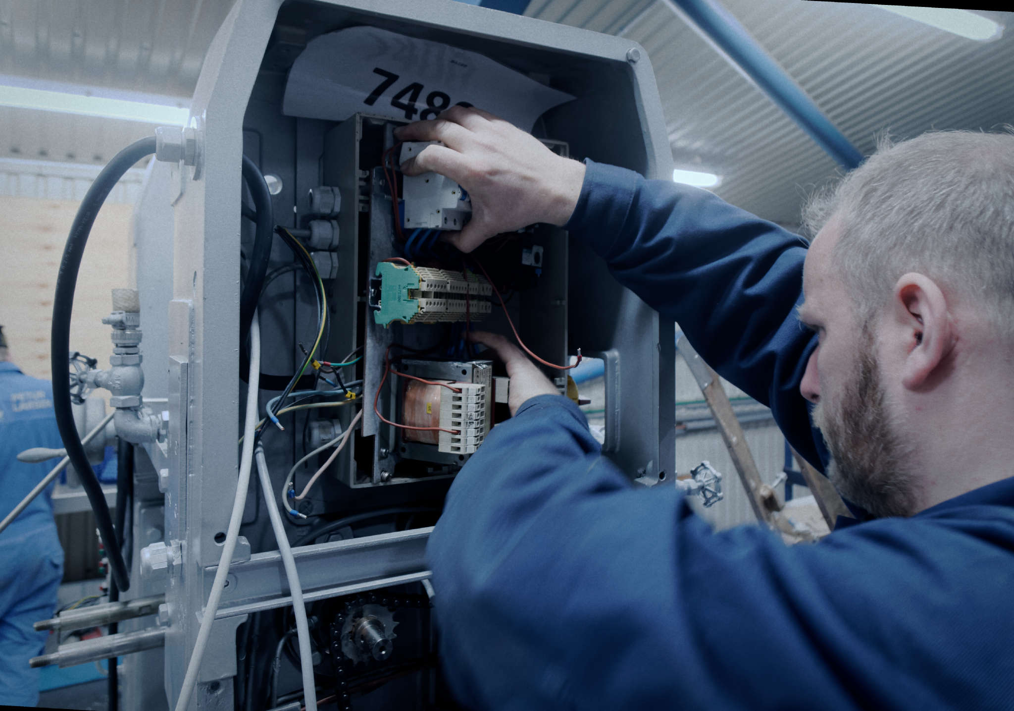 Álvur is mounting a electric board into a BAADER 189