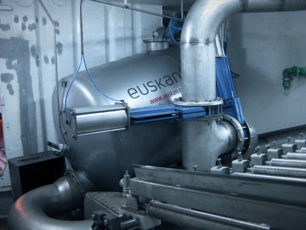 VS2000 single tank with double power unit for pumping fish in a processing vessel.