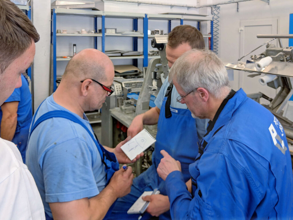 The technicians from Espersen are discussing an issue together with the expert from Petur Larsen